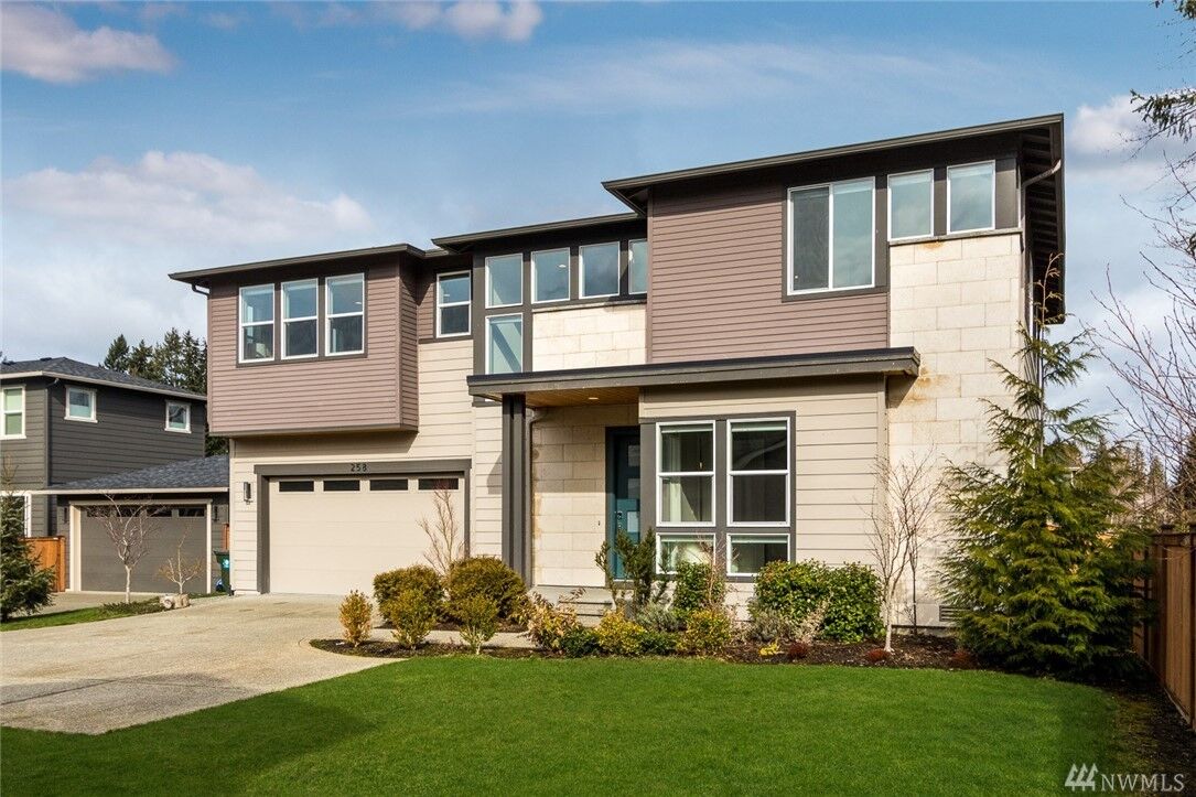 Property Photo:  258 Graham Ave SE  WA 98059 