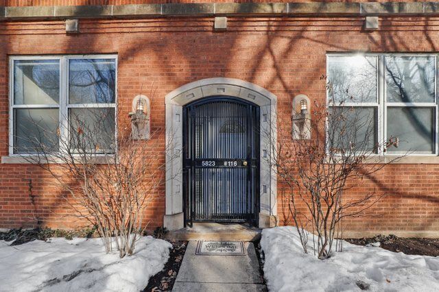 Property Photo: 5823 N Ravenswood Avenue 116 IL 60660