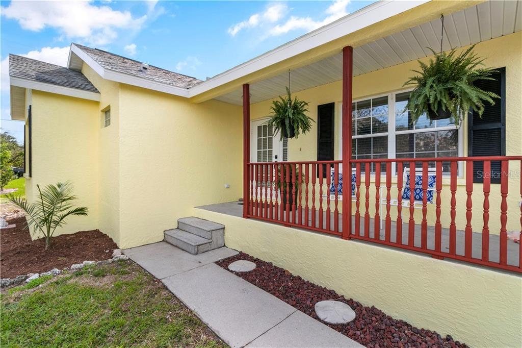 Property Photo: 915 30th Avenue W FL 34221
