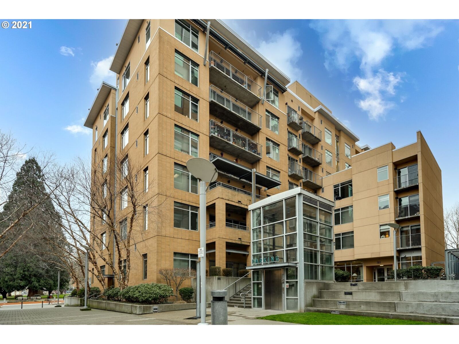 Property Photo: 701 Columbia St 607 WA 98660