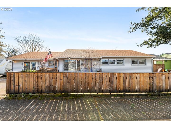 8628 SE Schiller St  Portland OR 97266 photo