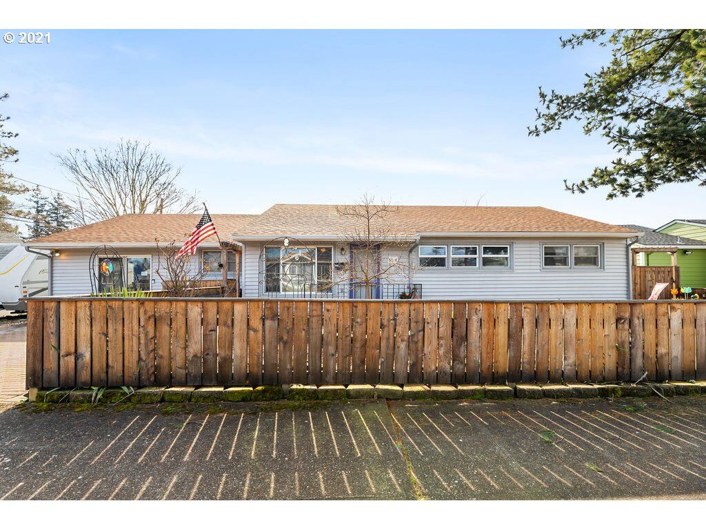 Property Photo:  8628 SE Schiller St  OR 97266 