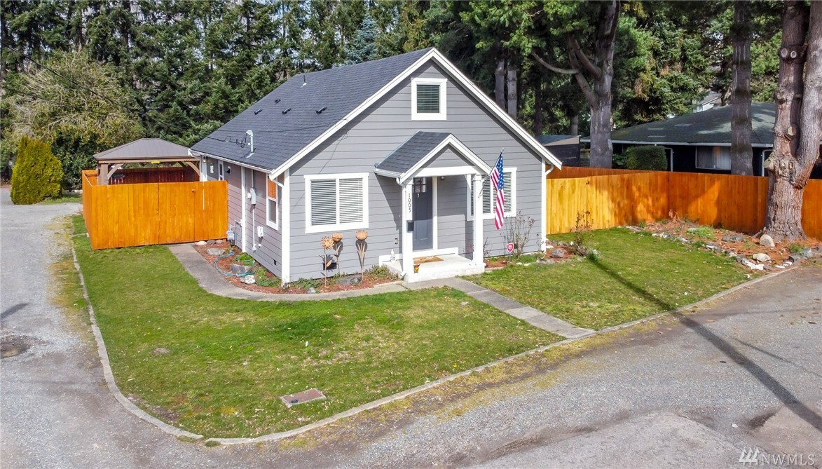 Property Photo:  1005 3rd St NE  WA 98372 