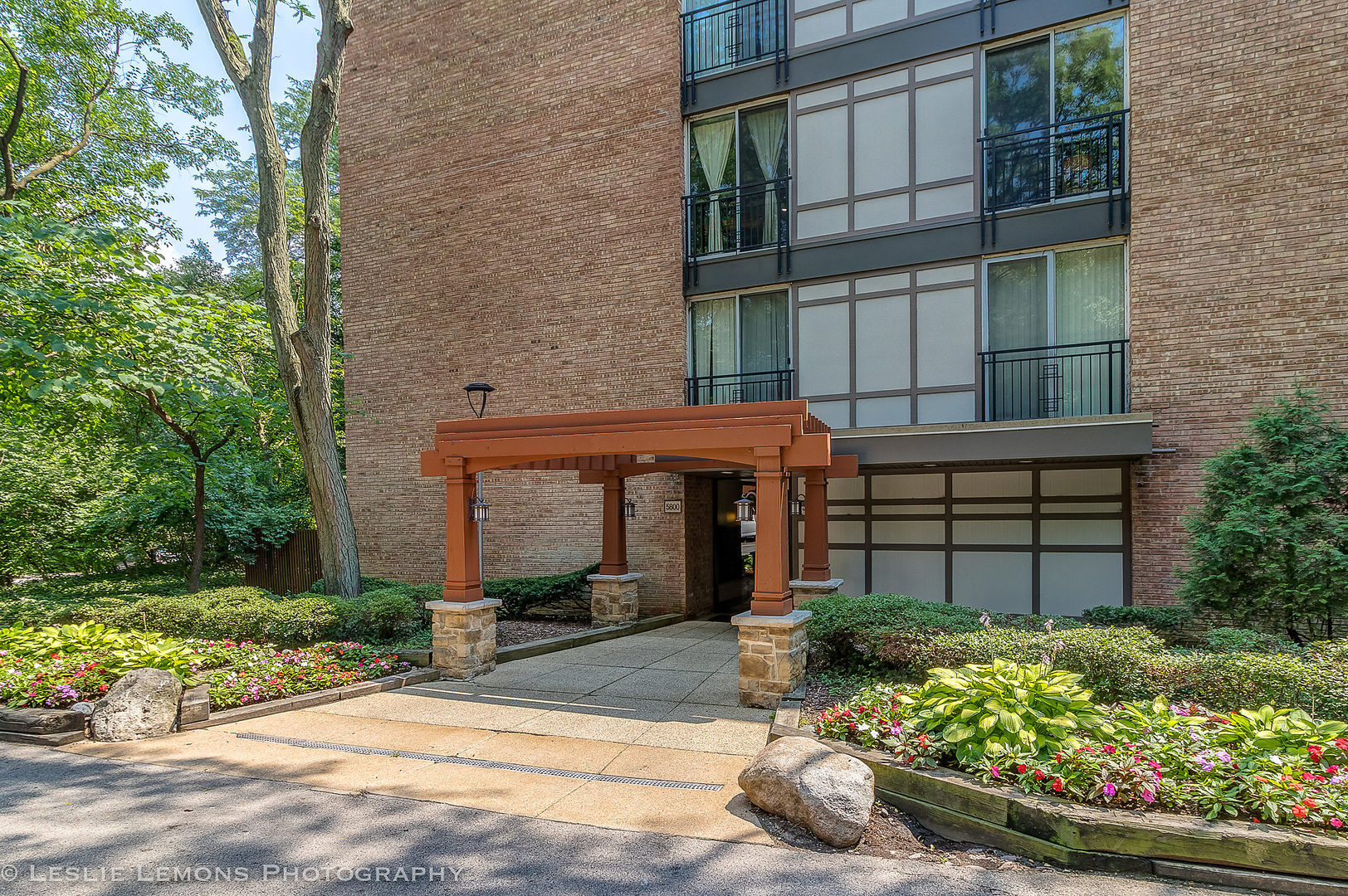 Property Photo:  5800 Oakwood Drive 2H  IL 60532 