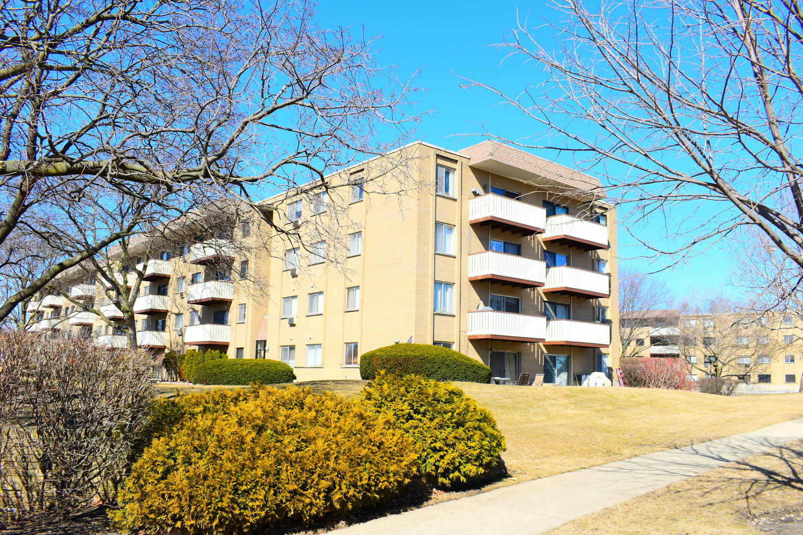 Property Photo:  290 N Westgate Road 102  IL 60056 