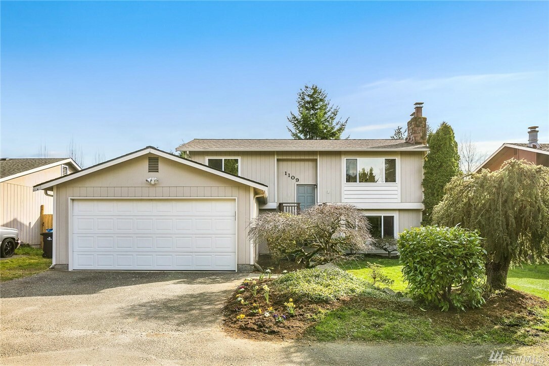 Property Photo:  1109 NE 181st Place  WA 98155 