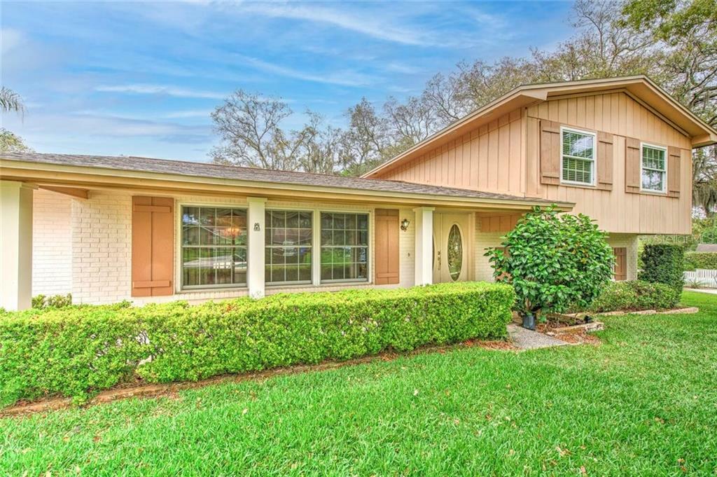 Property Photo:  2305 Green Lawn Street  FL 33511 