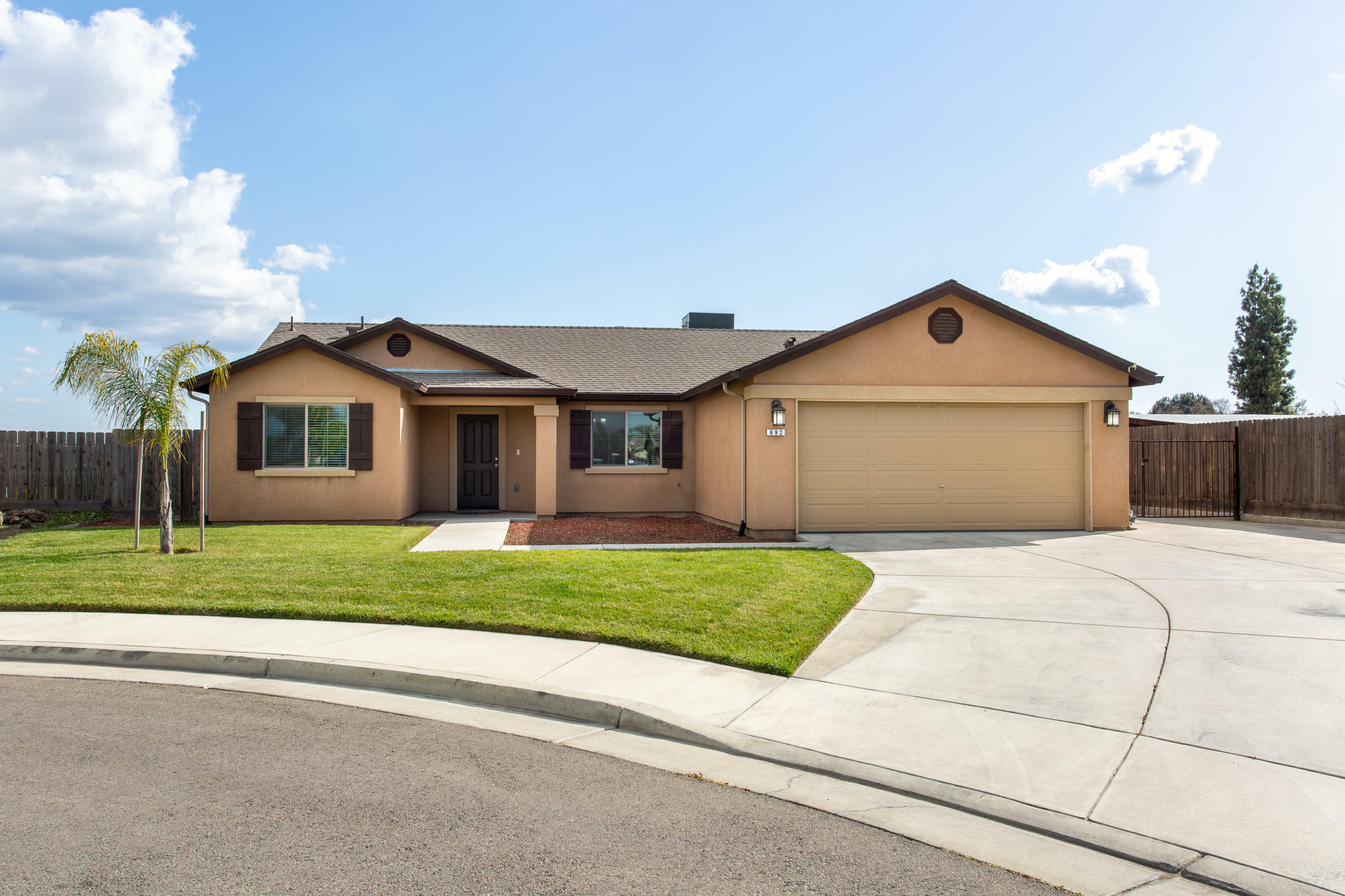 Property Photo:  692 Blossom Court  CA 93221 