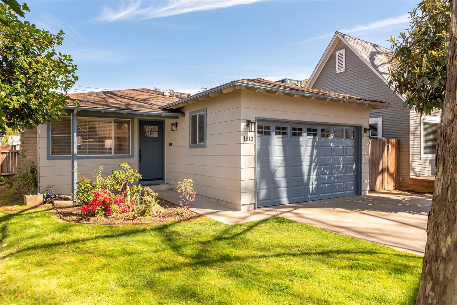Property Photo: 1613 Burnett Way CA 95818