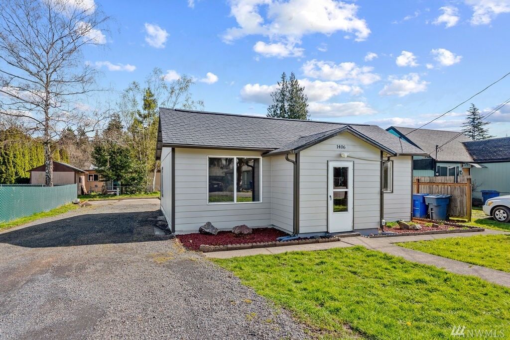 Property Photo:  1406 N 4th Ave  WA 98626 