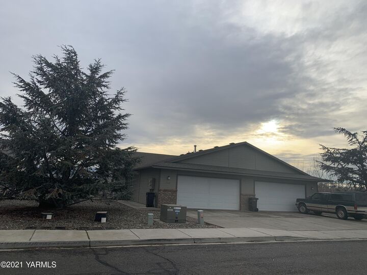 5300/5302 Lanai Dr  Yakima WA 98908 photo