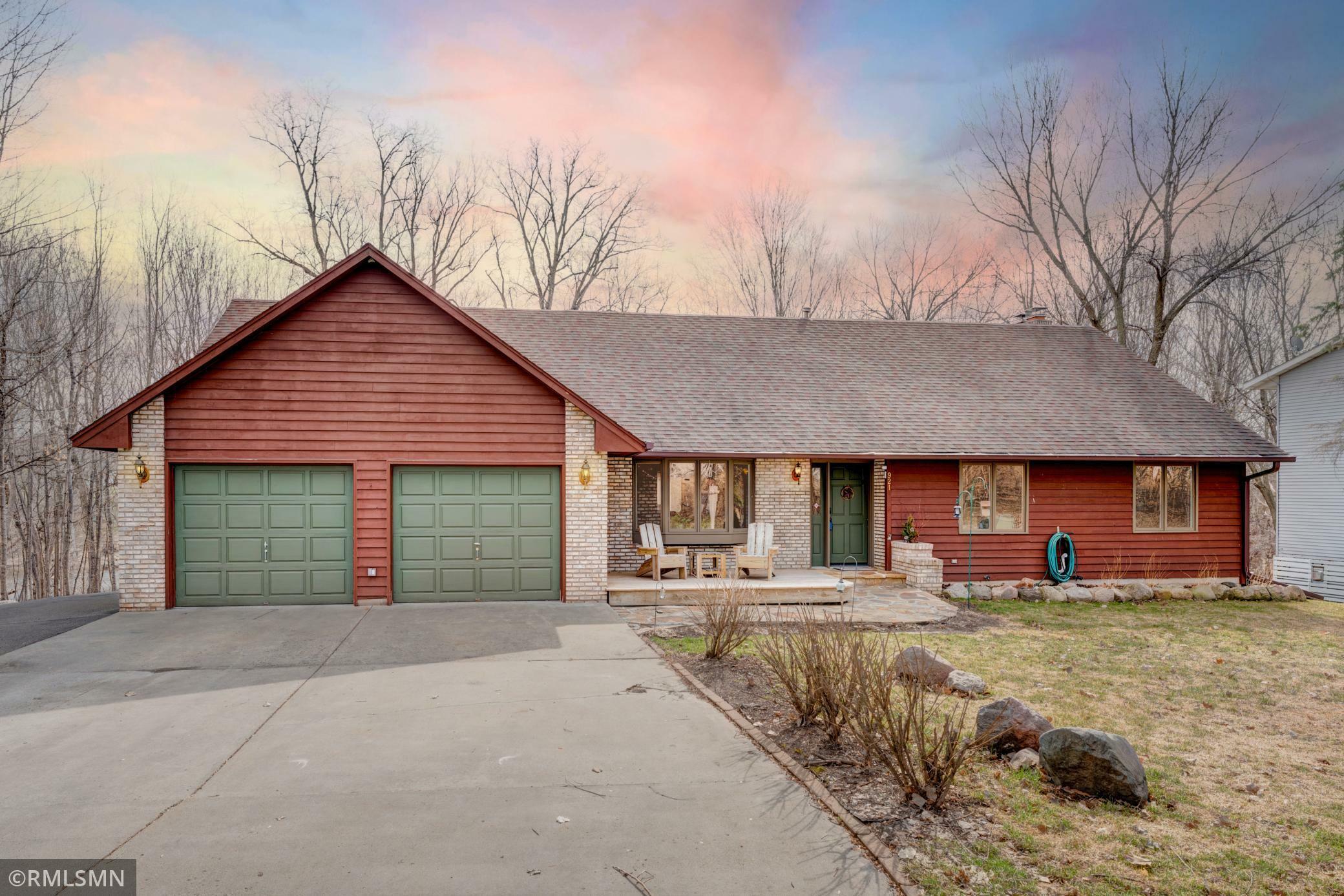 Property Photo:  921 Circle Drive  MN 55313 