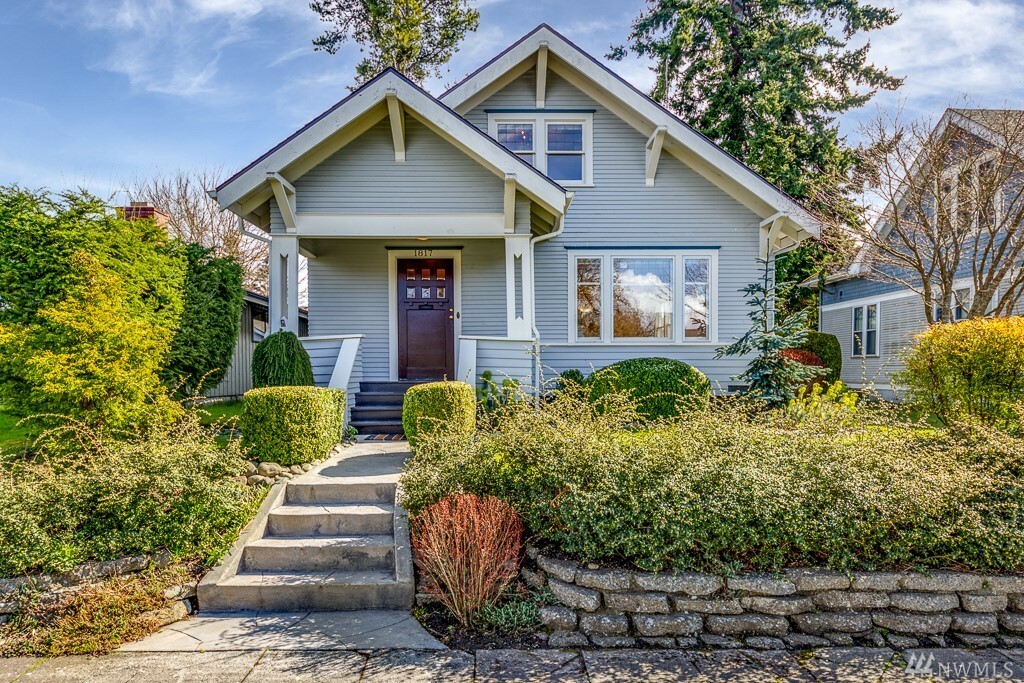 Property Photo: 1817 Hoyt Ave WA 98201