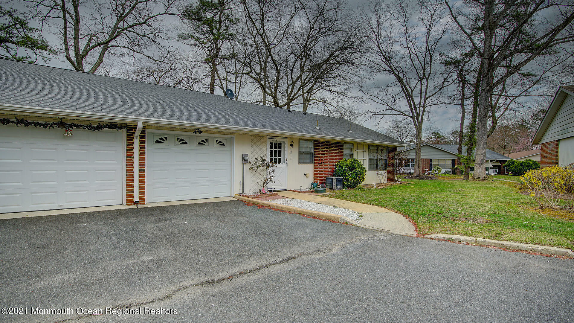Property Photo: 497A Thornbury Court 1001 NJ 08701