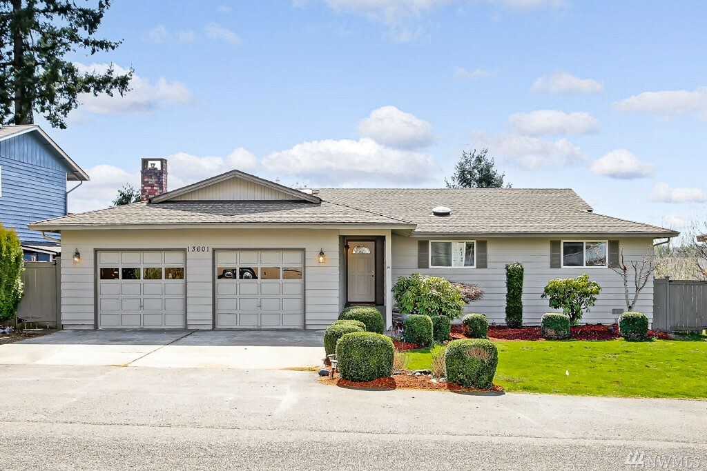 Property Photo:  13601 SE 141st St  WA 98059 