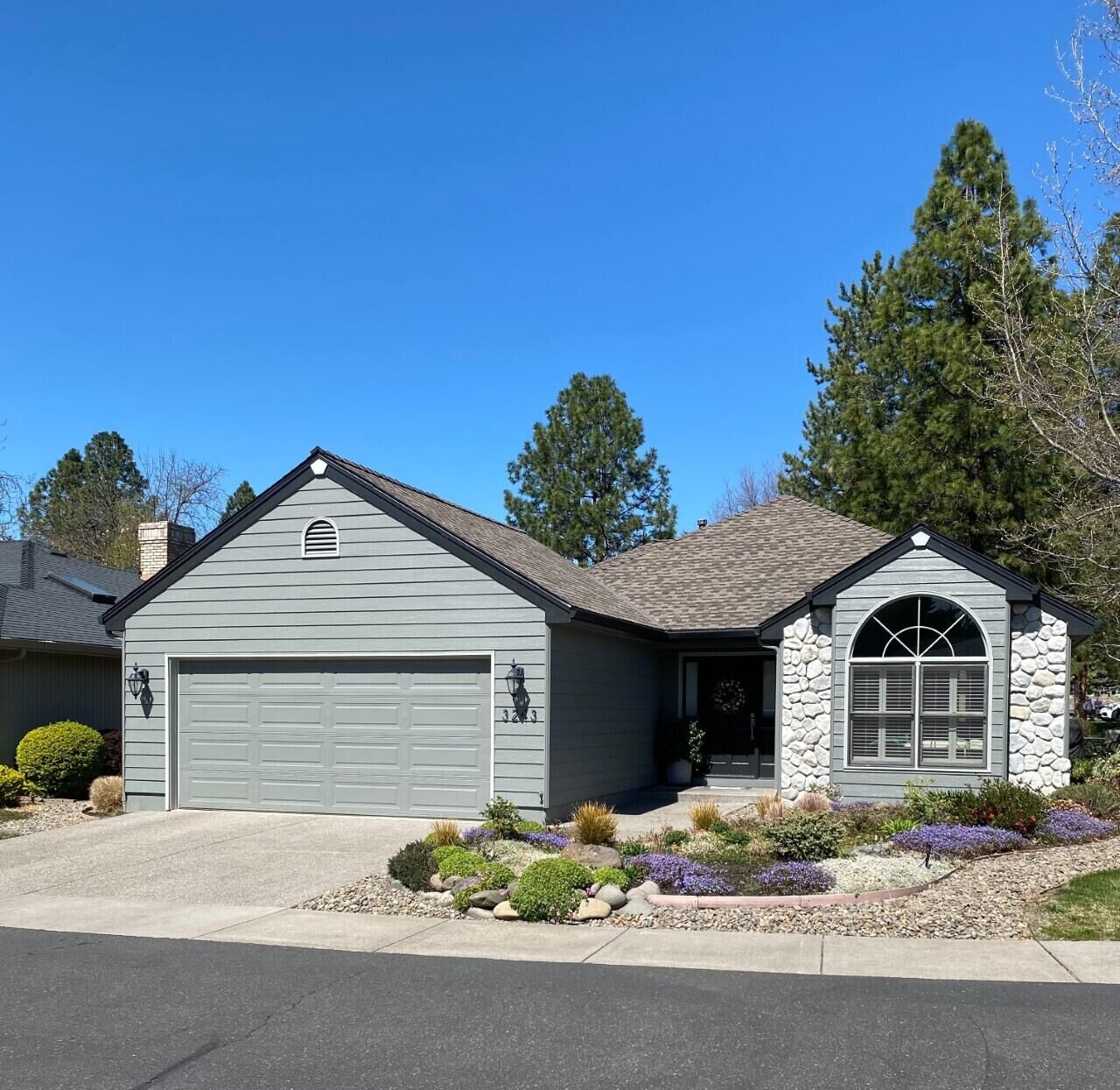 Property Photo: 3243 Arnold Palmer Way Way OR 97504