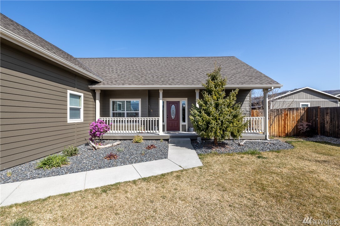 Property Photo:  2377 Talon St NE  WA 98802 