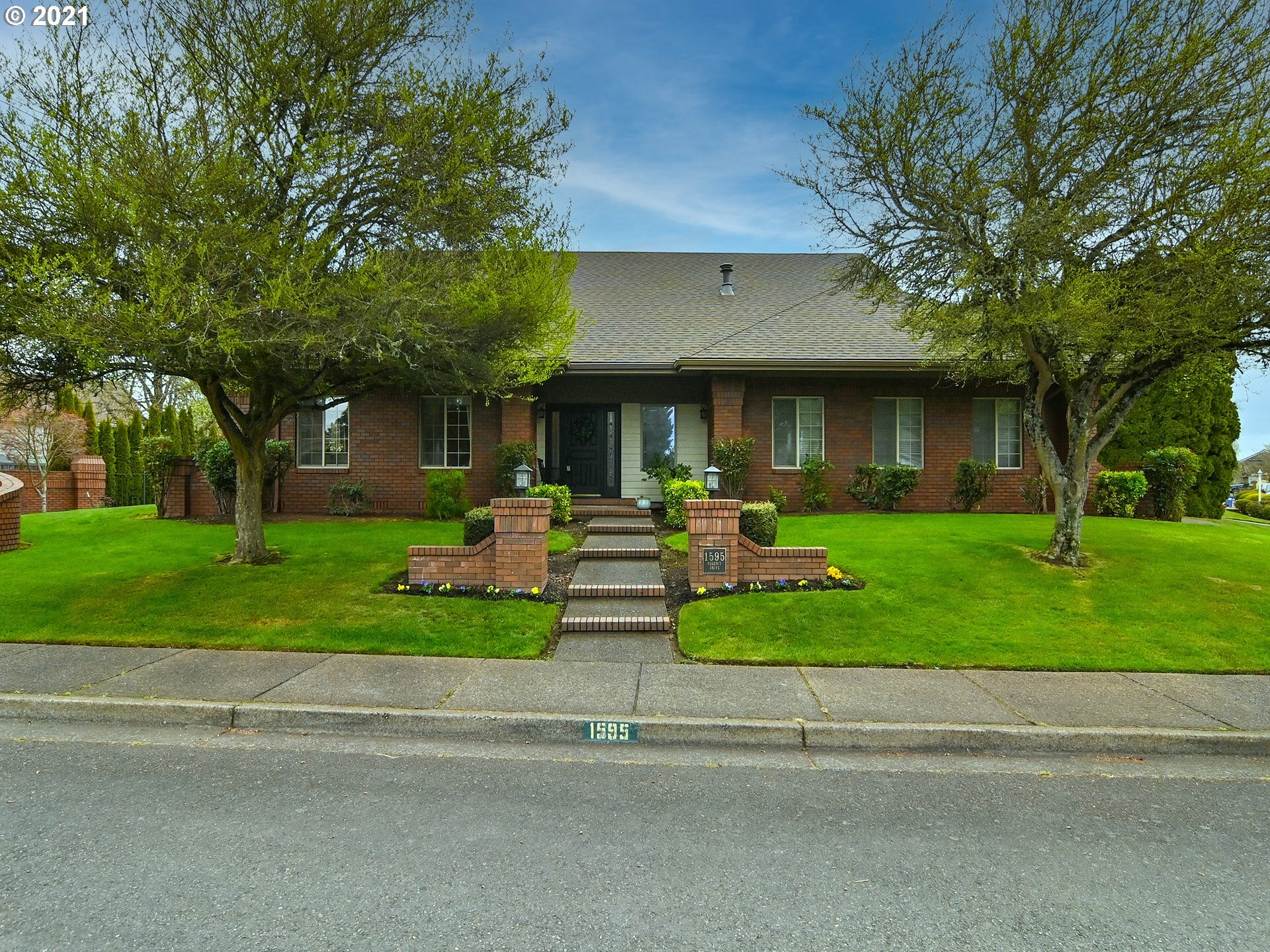 Property Photo: 1595 Regency Dr OR 97401