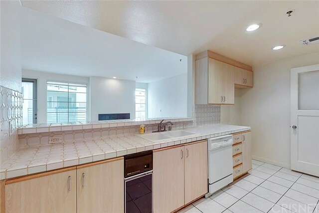 Property Photo:  5350 White Oak Avenue 112  CA 91316 