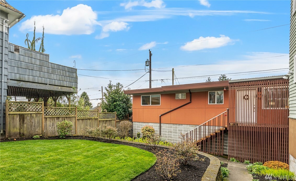 Property Photo:  2112 Rucker Ave 7  WA 98201 