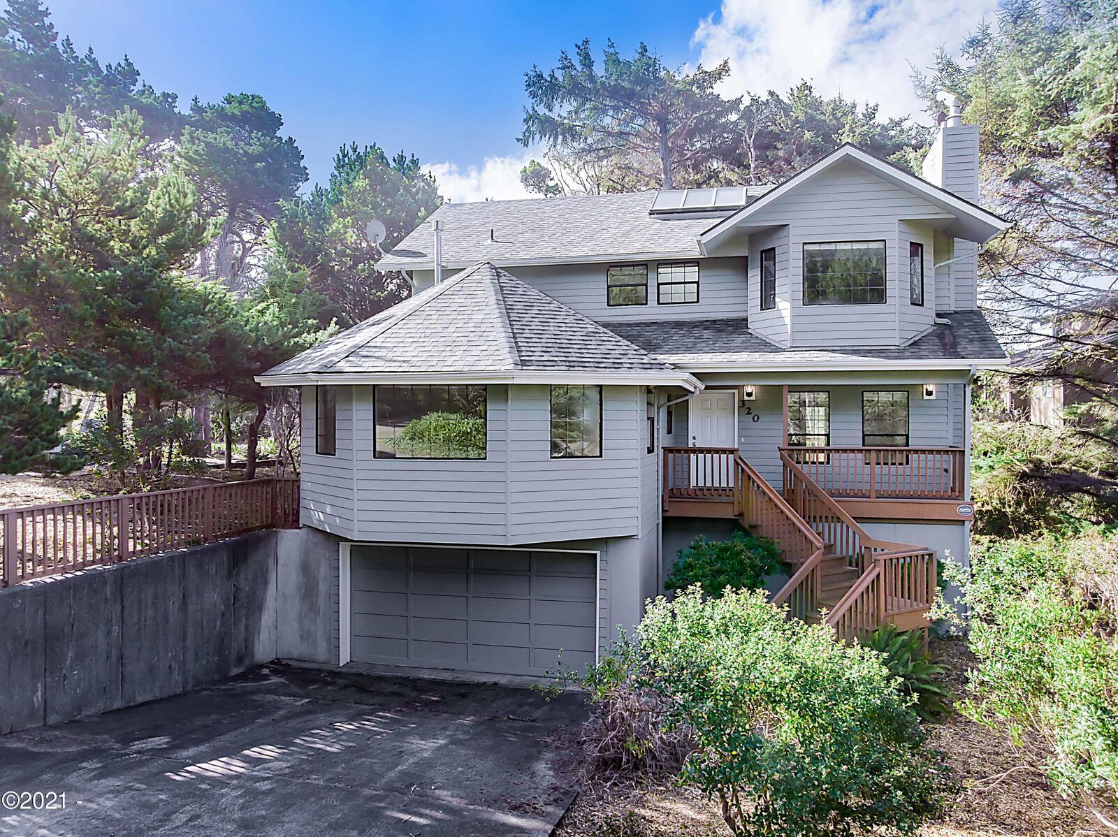 Property Photo:  320 Easy Street  OR 97388