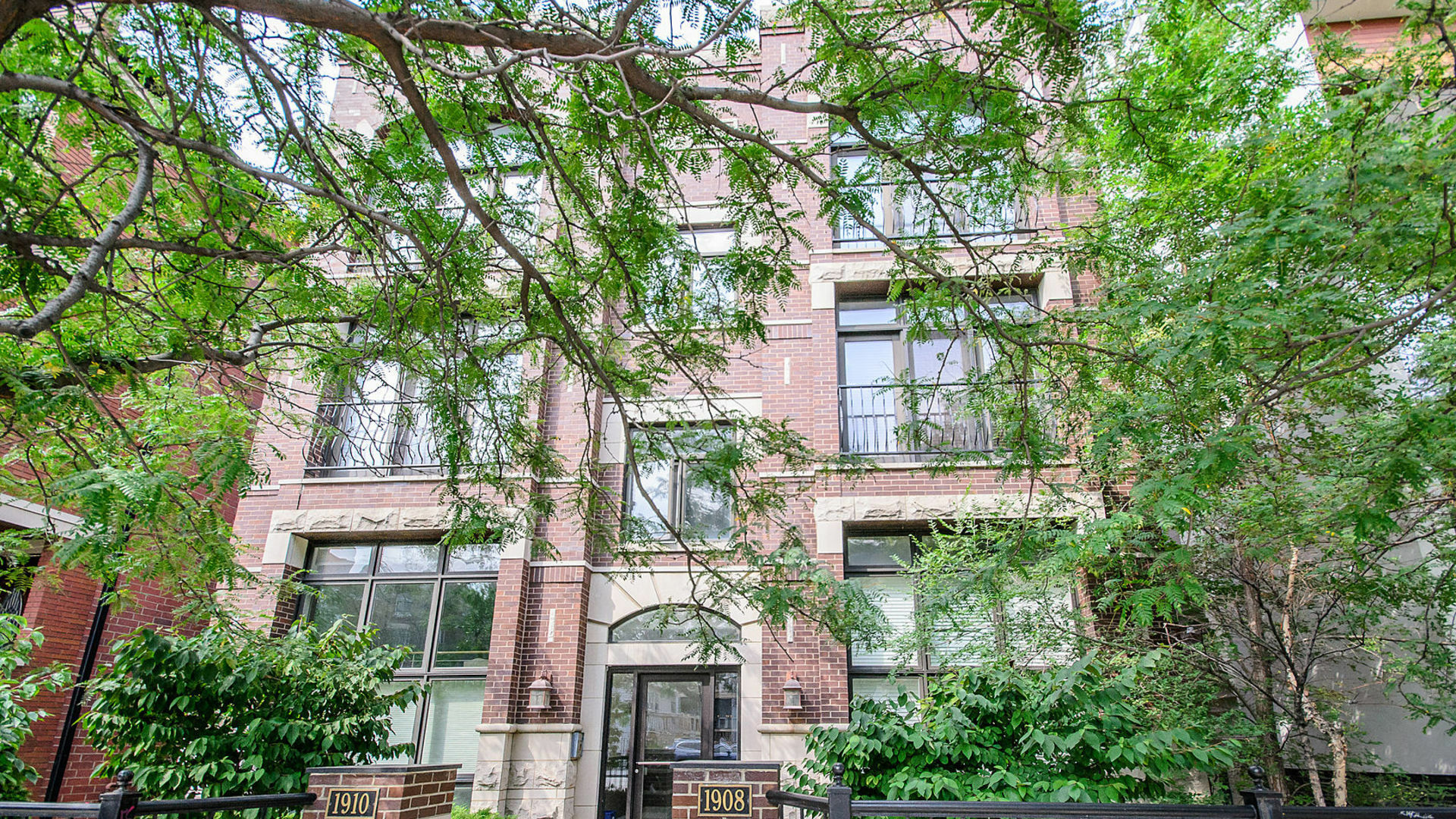 Property Photo:  1910 W Armitage Avenue 3W  IL 60622 