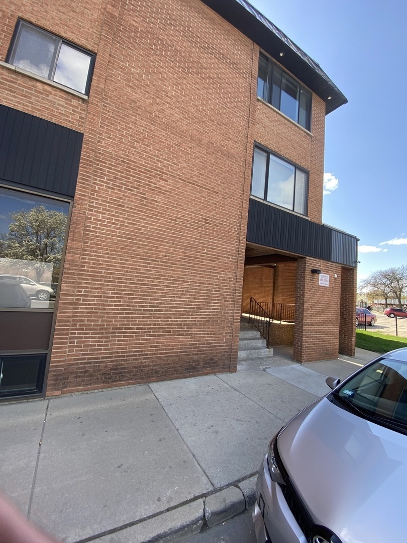 Property Photo:  5686 N Elston Avenue 1B  IL 60646 