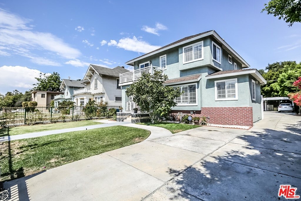 Property Photo:  1738 5th Avenue  CA 90019 