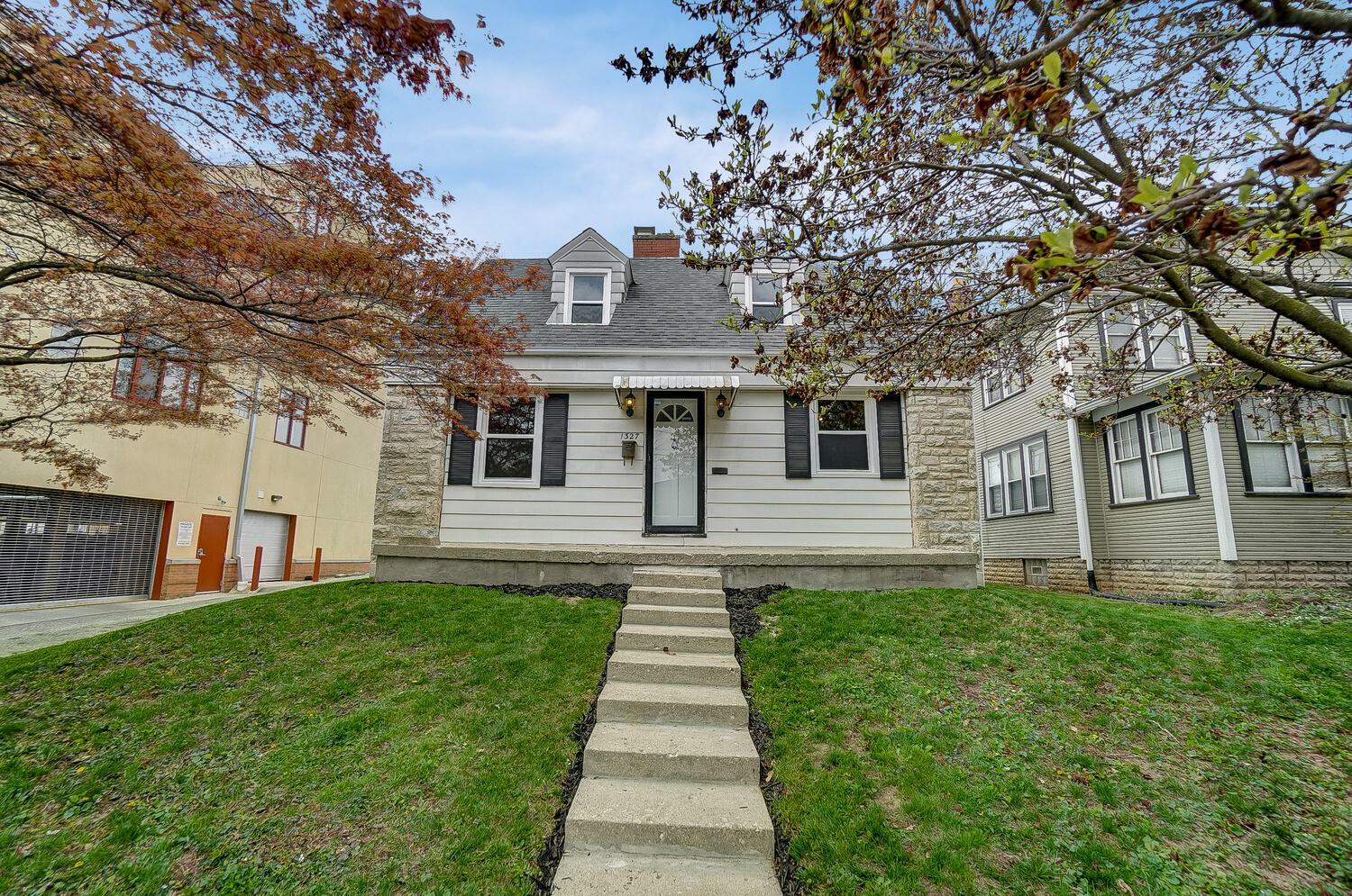 Property Photo: 1327 Meadow Road OH 43212