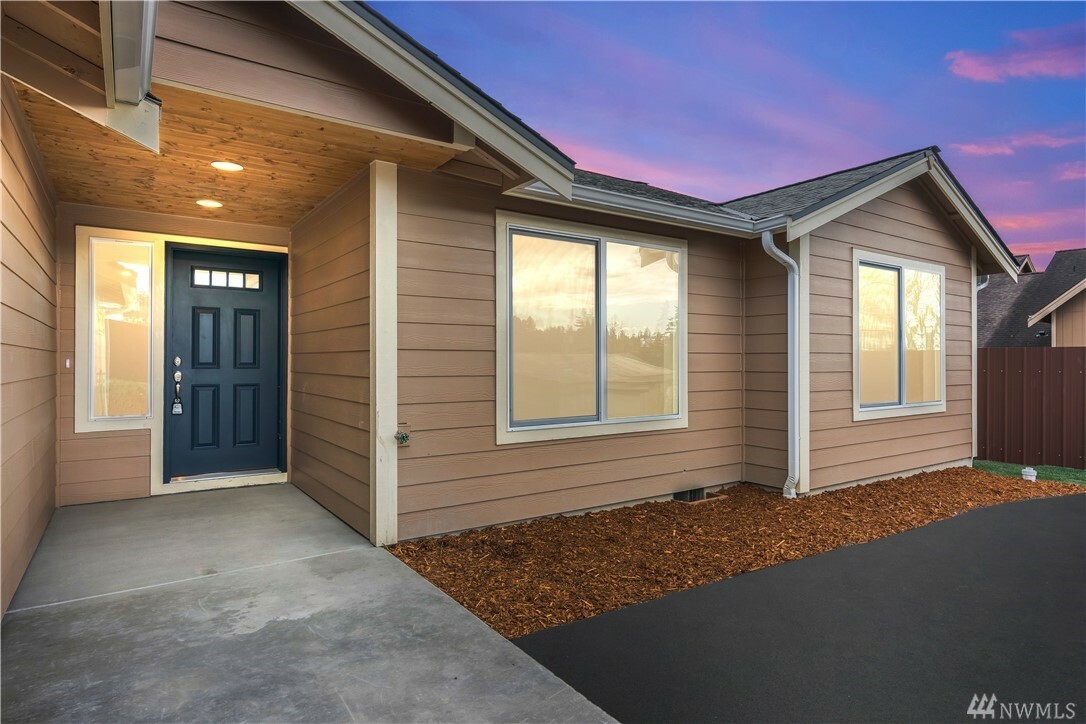 Property Photo: 418 Comet St C WA 98354