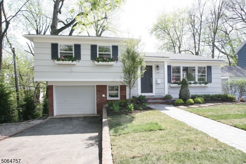 Property Photo:  138 Connett Pl  NJ 07079 