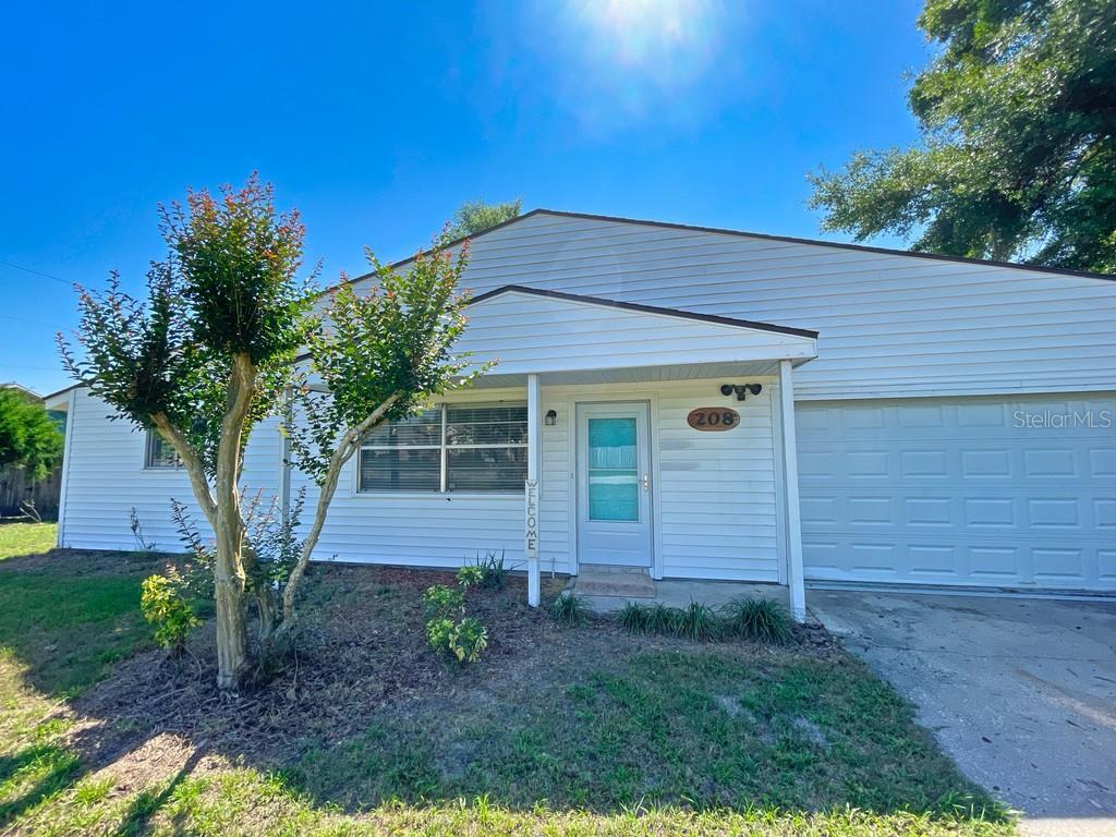 Property Photo: 208 Kenlake Drive FL 32738