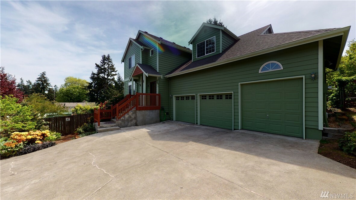 Property Photo:  1013 S 204th St  WA 98198 