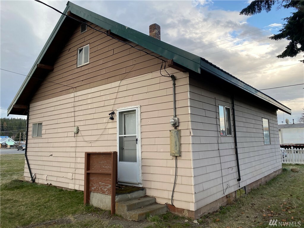 Property Photo:  203 E Columbia Ave  WA 98922 