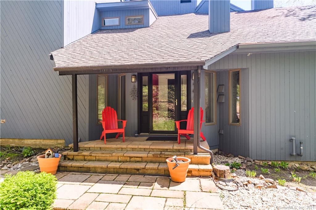 Property Photo:  180 Deercliff Road  CT 06001 