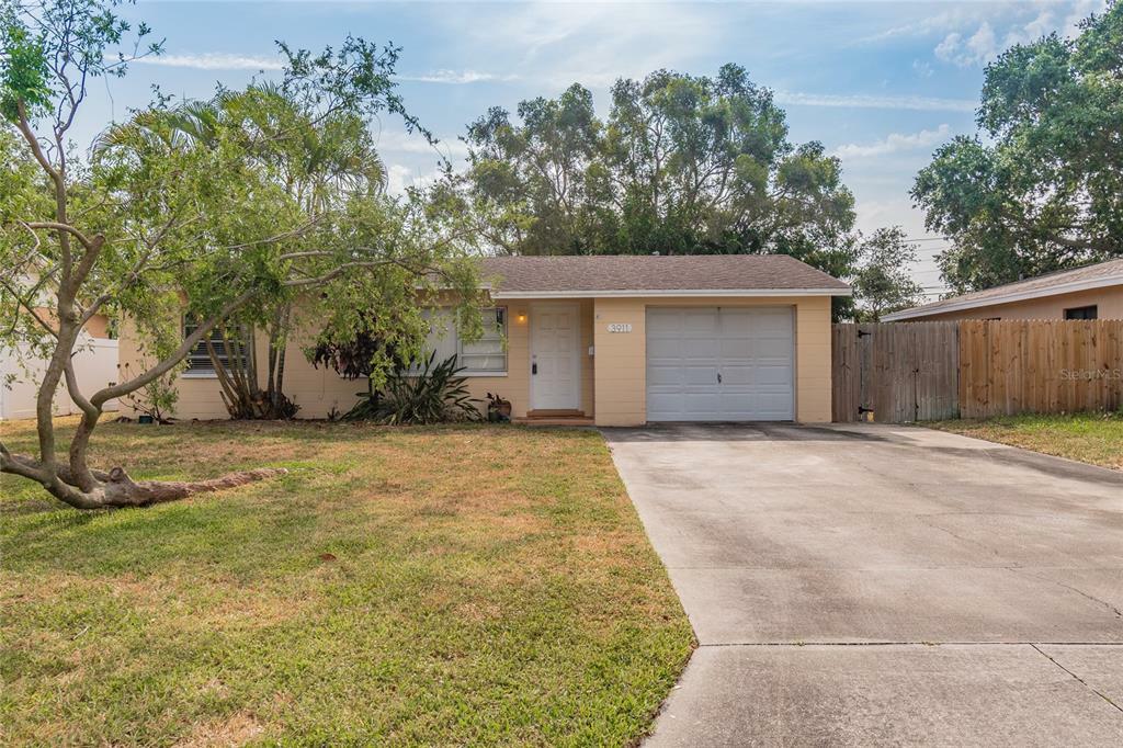 Property Photo:  3911 Helena Street NE  FL 33703 