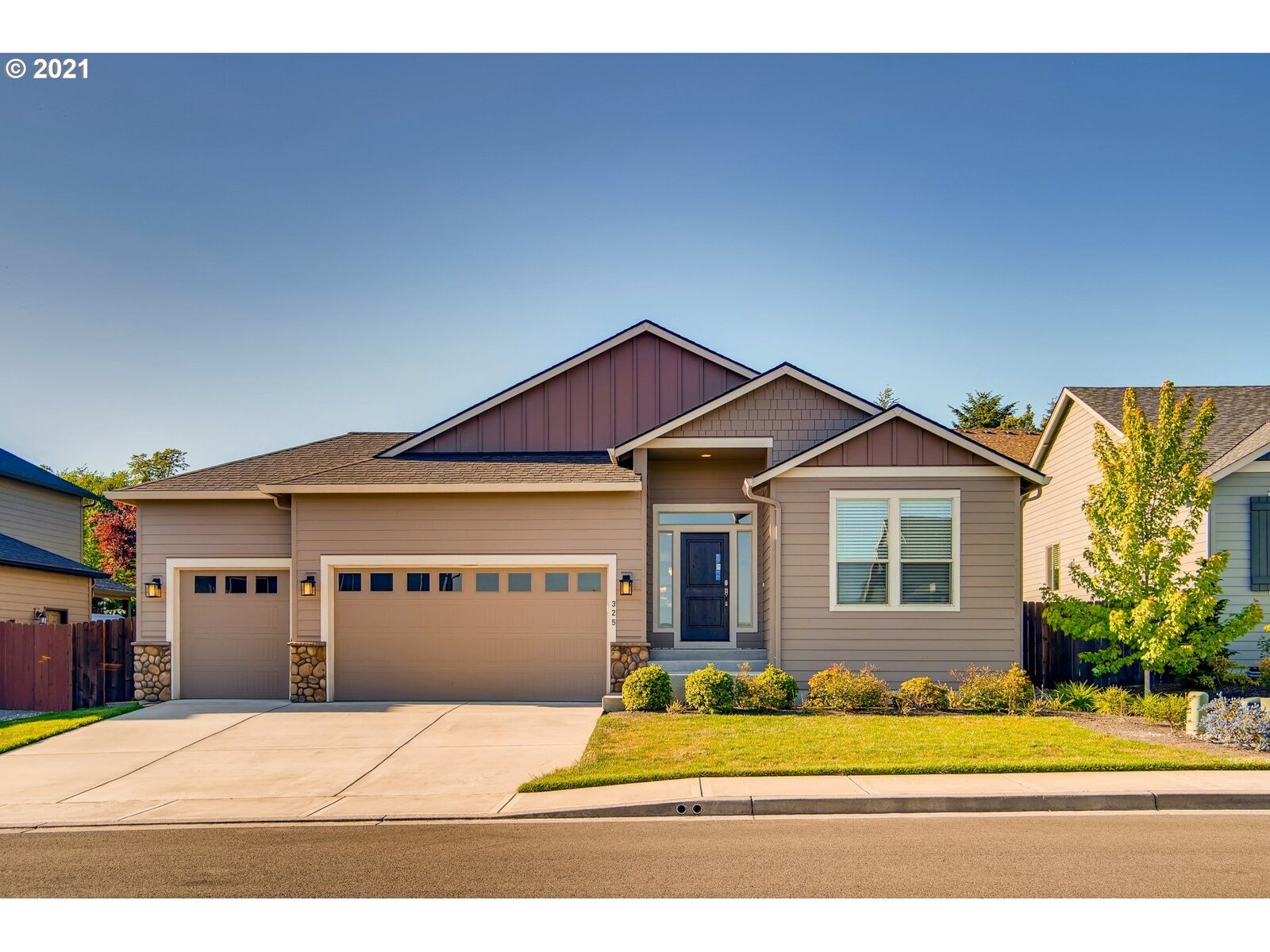 Property Photo: 325 E 8th St WA 98629