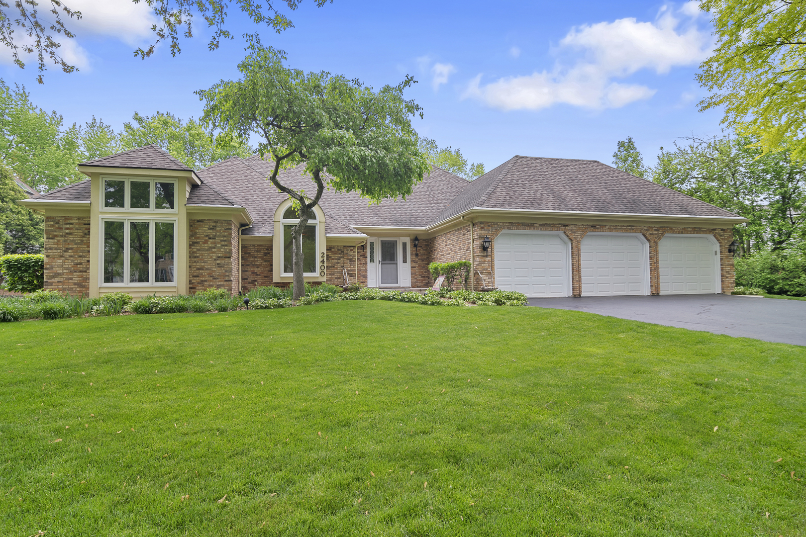Property Photo: 2400 Bluemont Court IL 60565