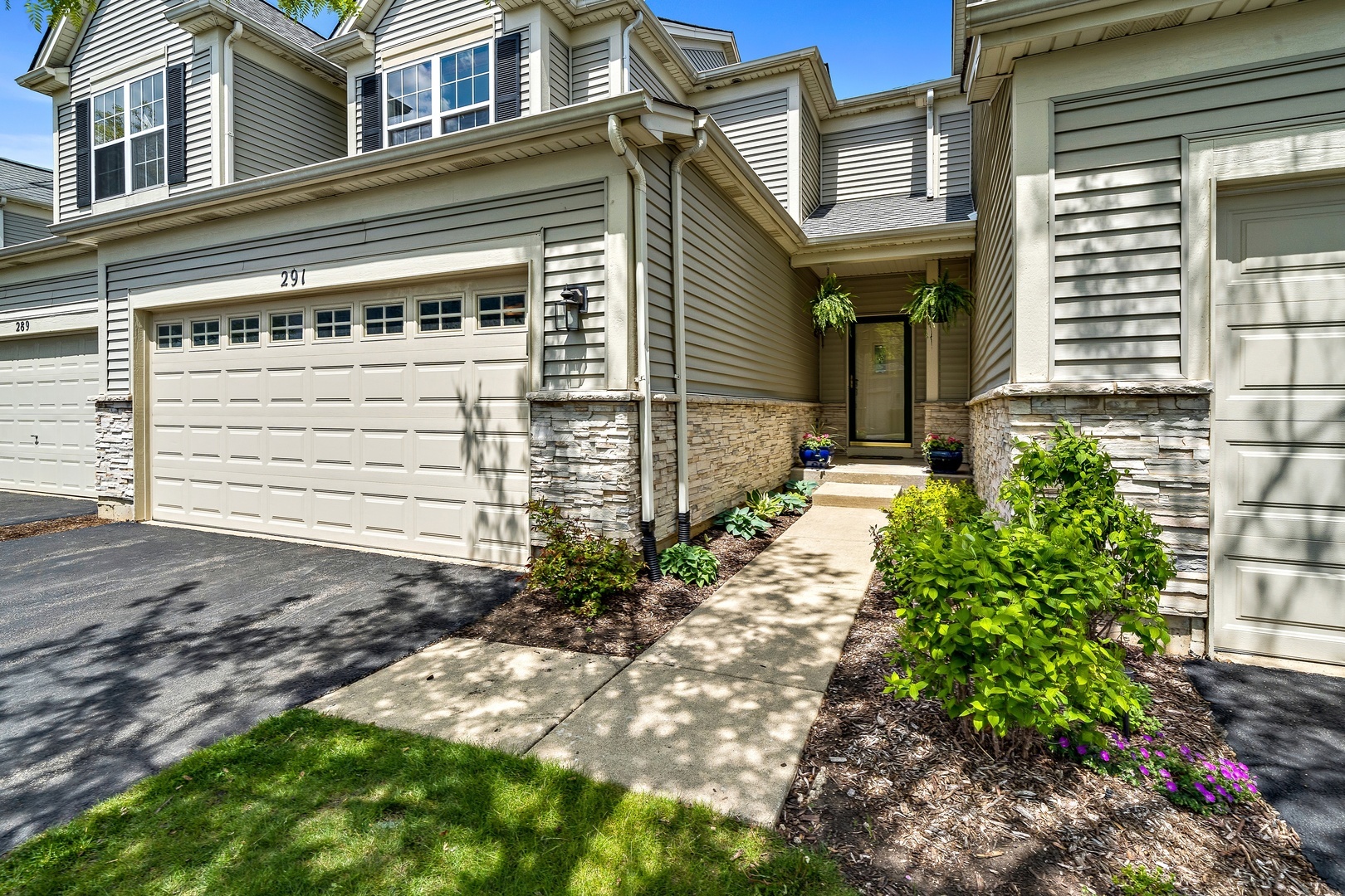 Property Photo:  291 Robin Glen Lane  IL 60177 