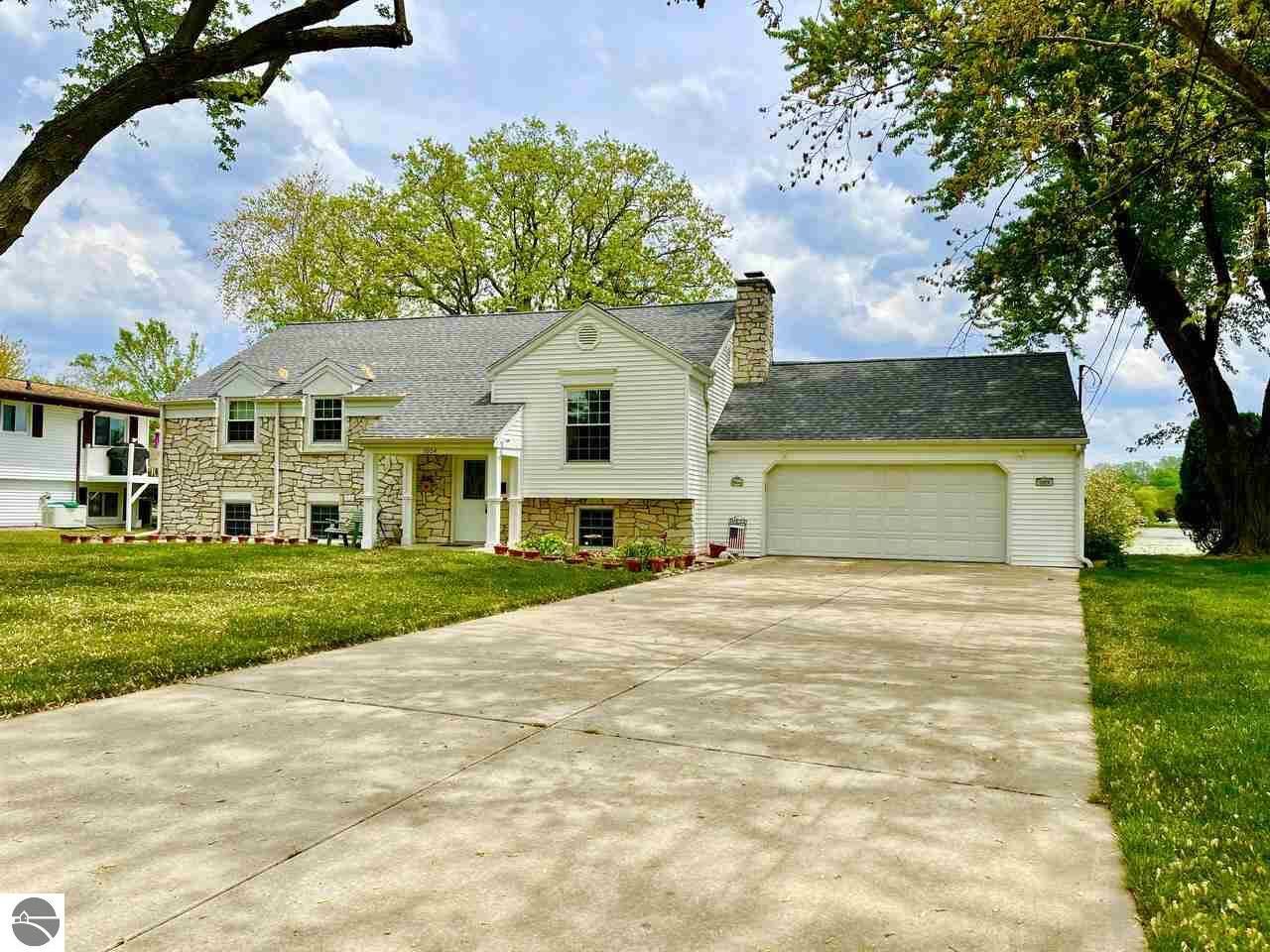 Property Photo: 1004 Pineview Court MI 48801