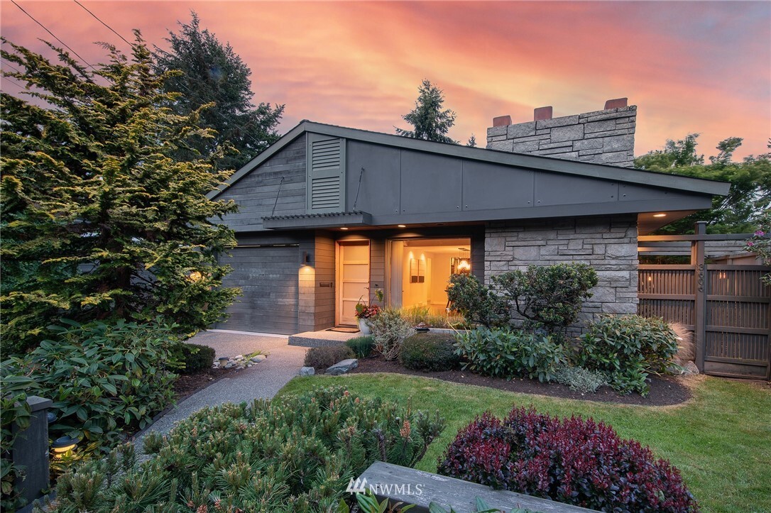 Property Photo:  3606 Arapahoe Place W  WA 98199 