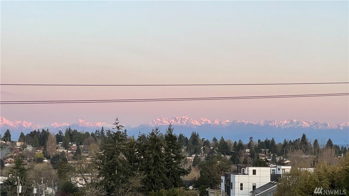 Property Photo:  10106 Greenwood Ave N 304  WA 98133 