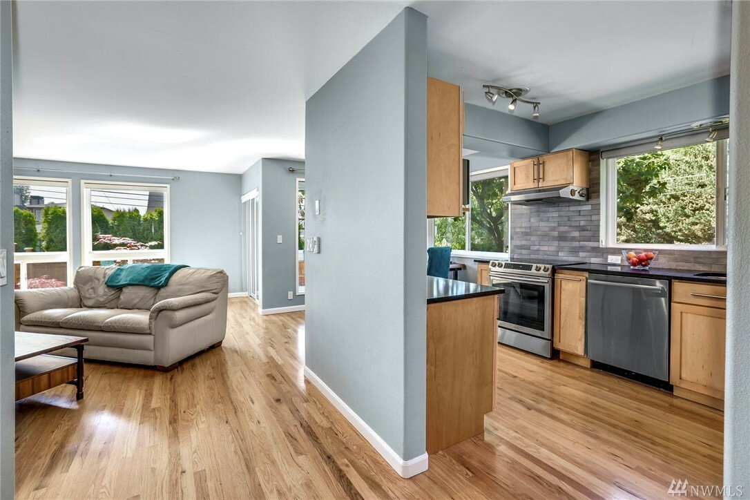 Property Photo:  311 7th Ave S 7  WA 98033 