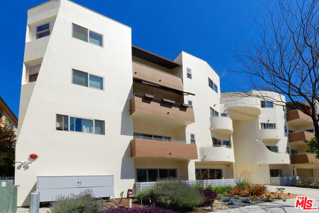 Property Photo:  5016   Bakman Ave 401  CA 91601 