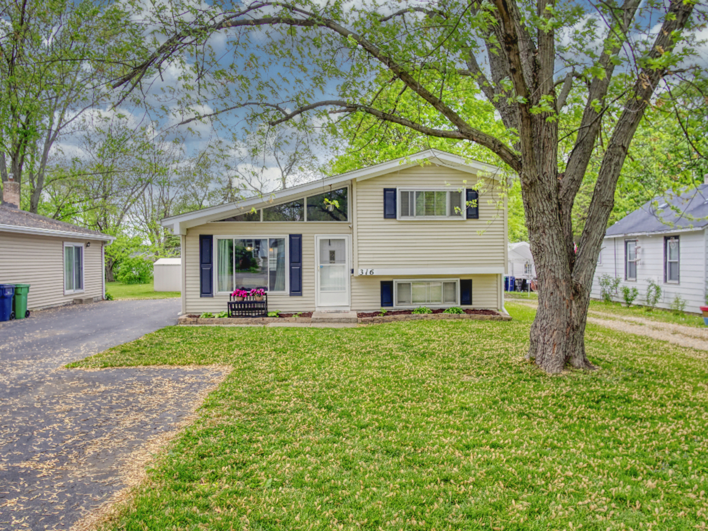 Property Photo: 316 S Finley Road IL 60148