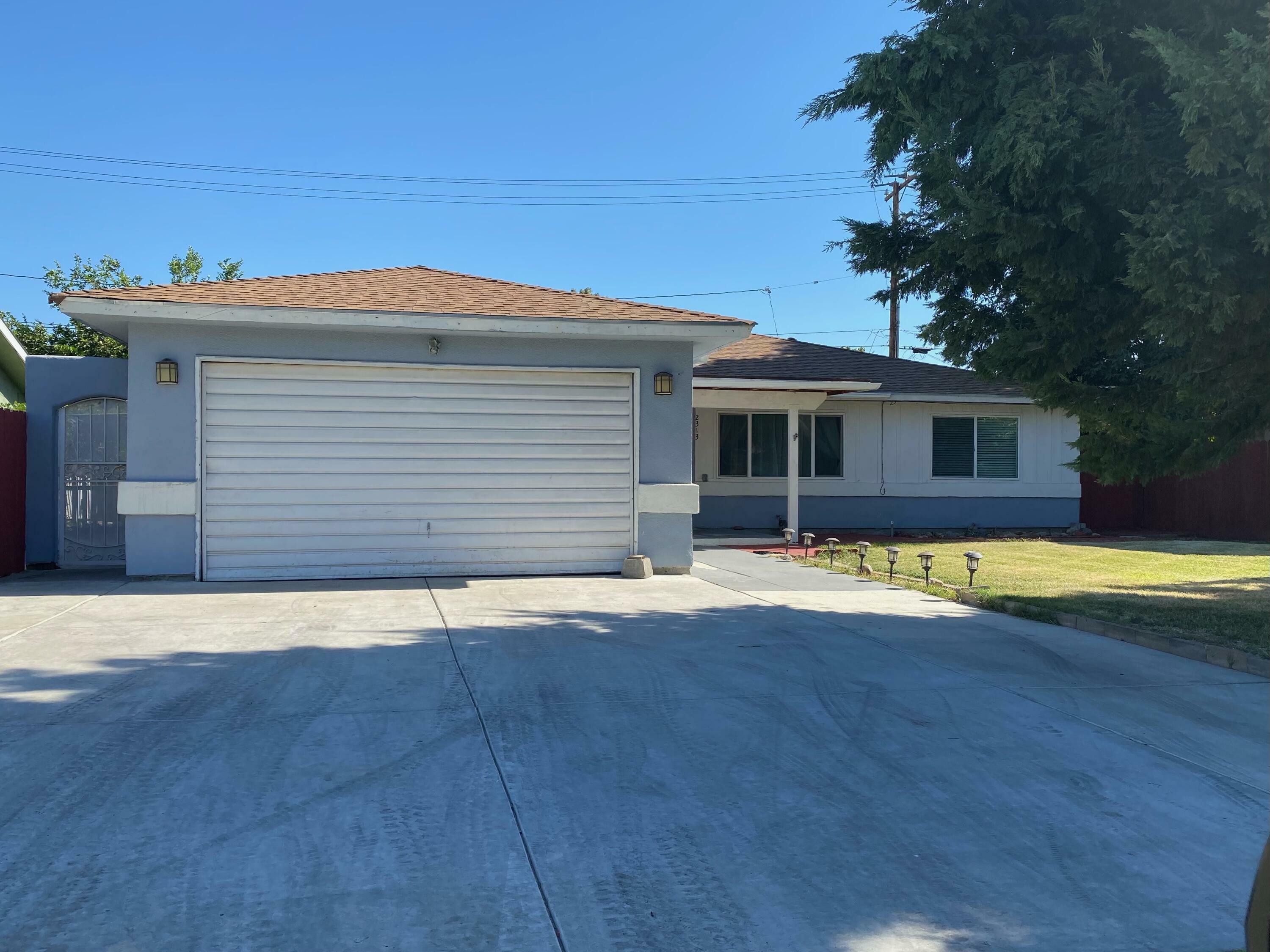 Property Photo:  2313 W Cambridge Avenue  CA 93277 