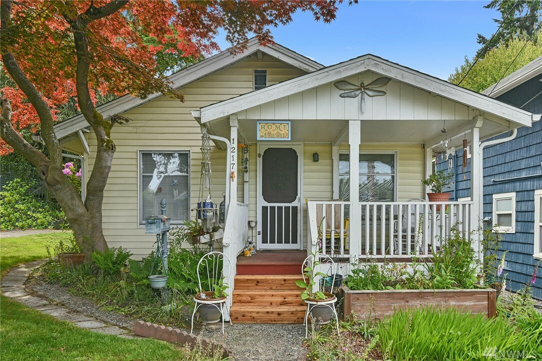 Property Photo:  1217 McKenzie Ave  WA 98337 