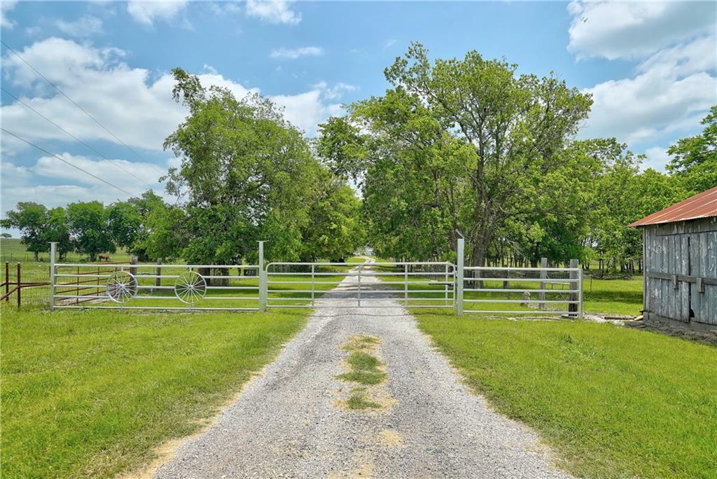 Property Photo: 425 Private Road 915 Road TX 78626