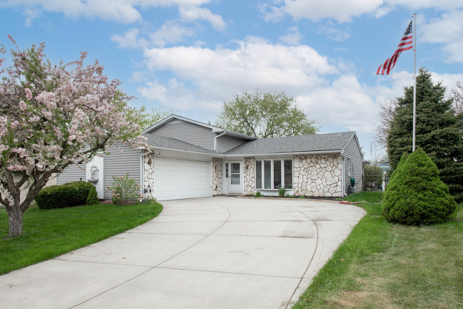 Property Photo:  936 W Clearwater Street  IL 60172 