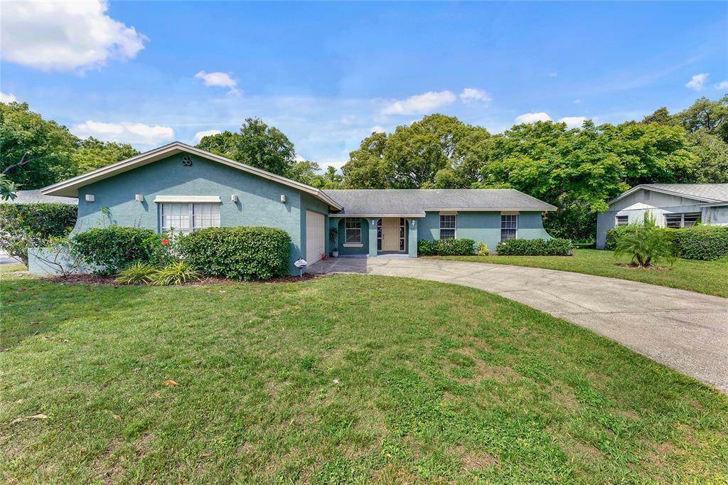 Property Photo:  423 Valencia Court  FL 32750 